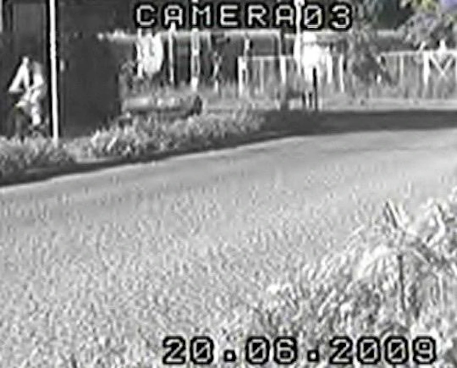 Ein Foto von einer Überwachungskamera. Es zeigt den Radfahrer, der der mutmaßliche Mörder von Kirsten Sahling sein soll.
