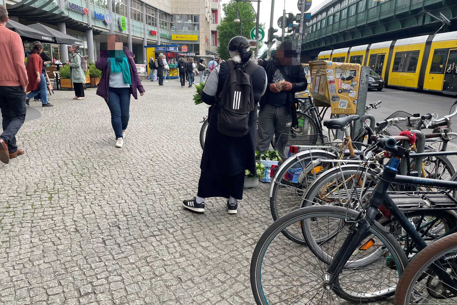 Maiglöckchen-Verkäufer 2026 vor den Schönhauser Allee Arcaden.