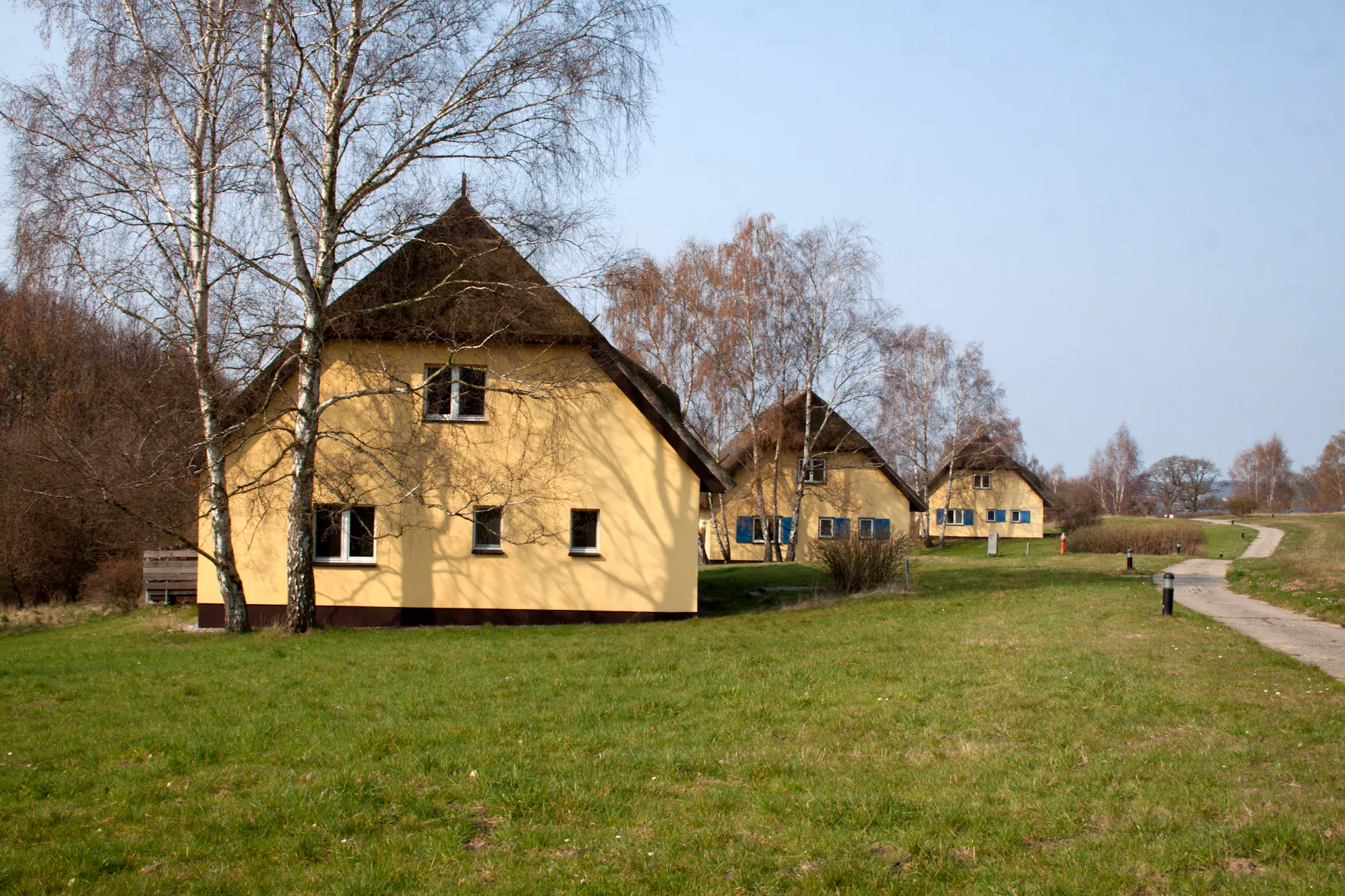 Noch heute stehen die Häuschen, in denen die DDR-Oberen damals Urlaub auf der Insel Vilm machten. Die Honeckers lebten etwa immer im Haus 2.