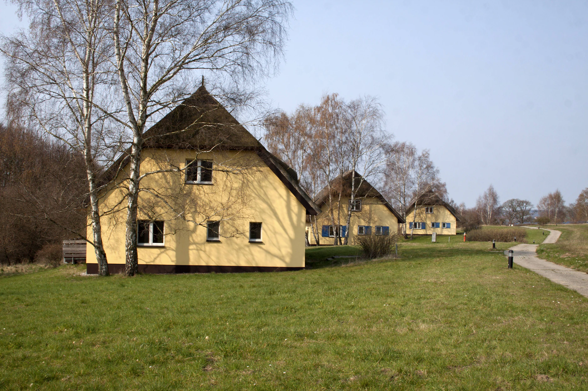 Noch heute stehen die Häuschen, in denen die DDR-Oberen damals Urlaub auf der Insel Vilm machten. Die Honeckers lebten etwa immer im Haus 2.
