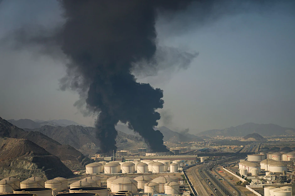 Rauch nach Drohnenabfang: Trümmer treffen Ölanlage in Fudschaira, Saudi-Arabien.