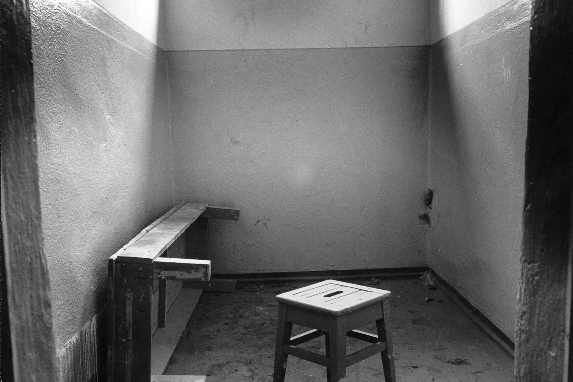 Als verschärfte Form der Bestrafung gab es den sogenannten Doppelarrest sowie den ,Fuchsbau‘, einen engen Verschlag unter der Kellertreppe.