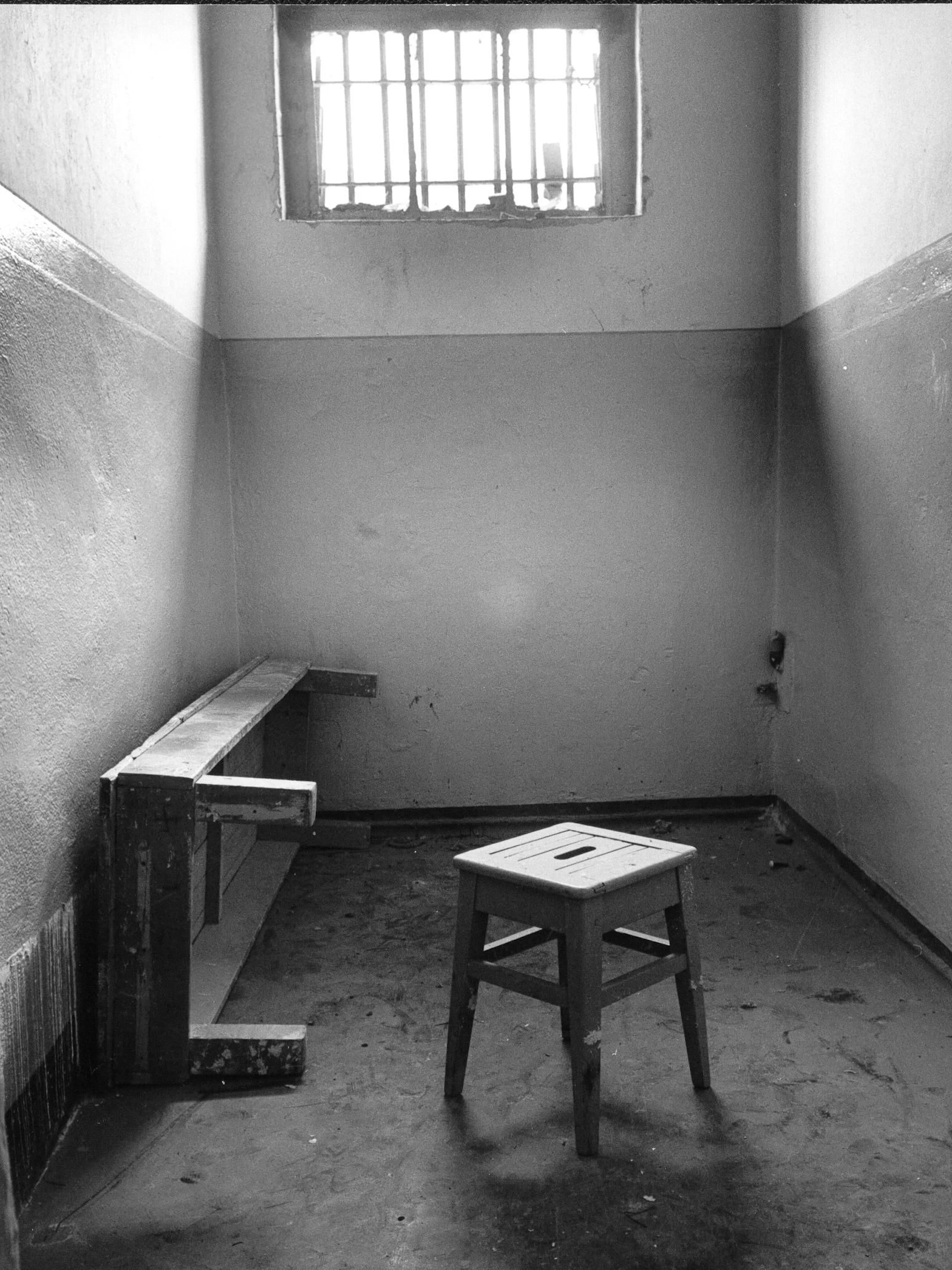 Als verschärfte Form der Bestrafung gab es den sogenannten Doppelarrest sowie den „Fuchsbau“, einen engen Verschlag unter der Kellertreppe.