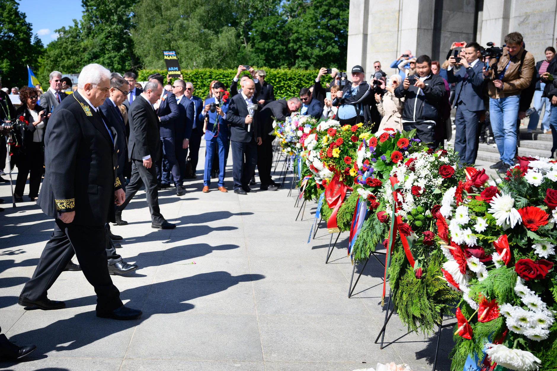 2025 legt der russische Botschafter Sergei Jurjewitsch Netschajew (l.) am sowjetischen Ehrenmal in Tiergarten 2025 einen Kranz nieder. 