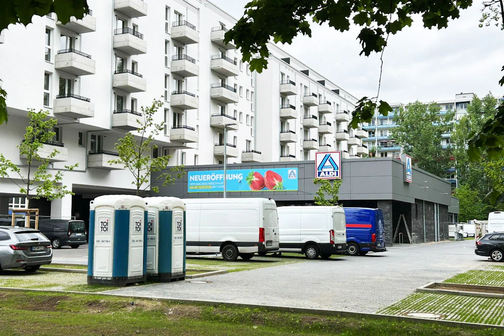 Noch wird hier gewerkelt, doch schon in der kommenden Woche soll der neue Aldi in der Sewanstraße in Lichtenberg eröffnen.