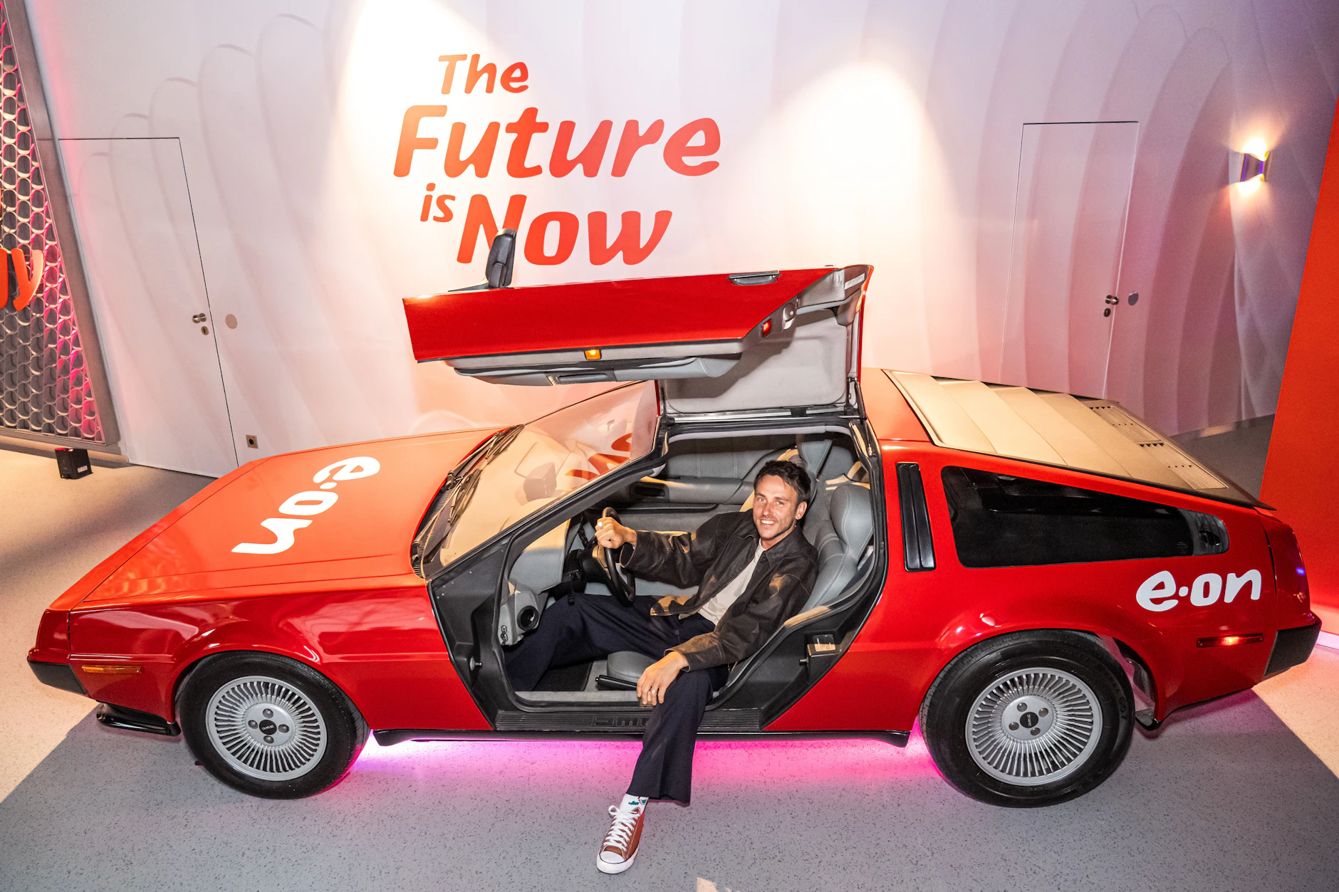 Clueso vor der Nachbildung eines Delorean – dem Auto aus „Zurück in die Zukunft“ im „House of New Energy“.
