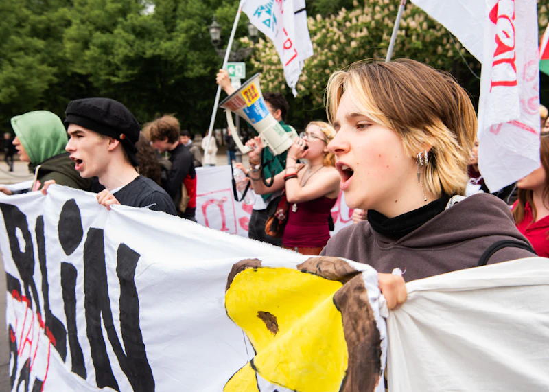 Protest am Brandenburger Tor: Schüler schreddern Bundeswehrbriefe