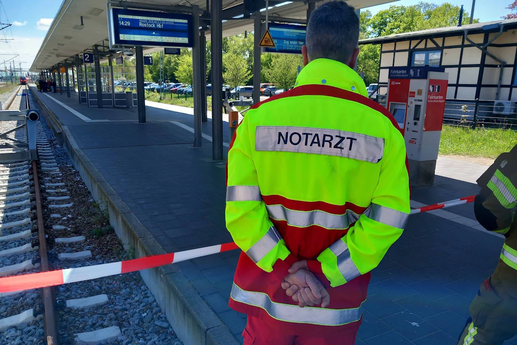 In Warnemünde wurde ein Mensch von einer S-Bahn überrollt und getötet.
