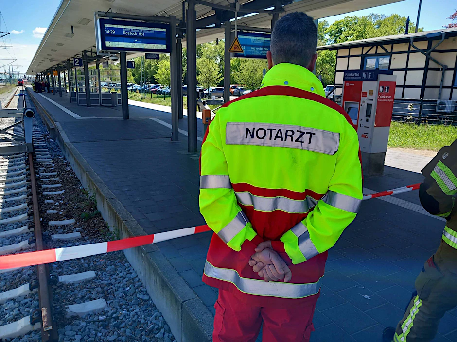 In Warnemünde wurde ein Mensch von einer S-Bahn überrollt und getötet.