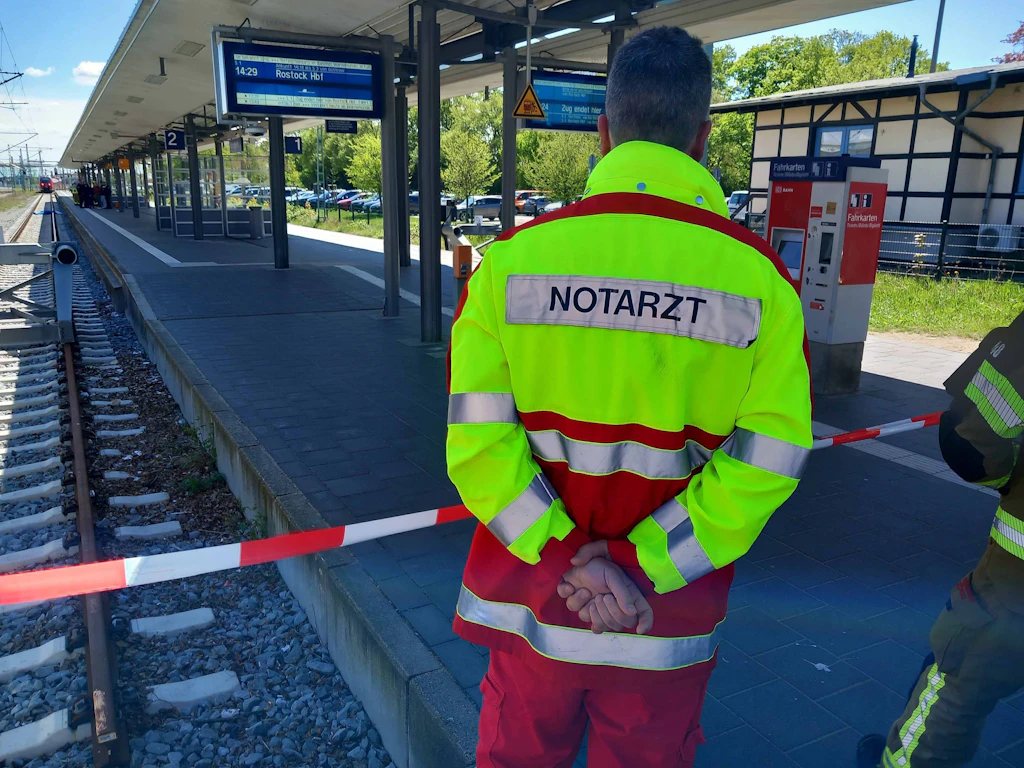 Person wird von S-Bahn in Warnemünde überfahren