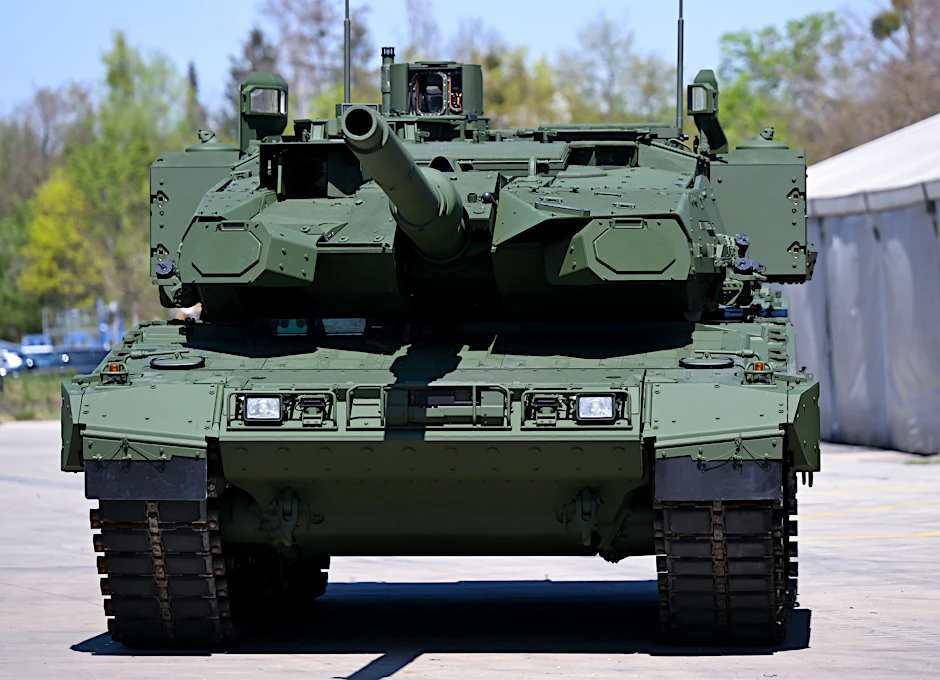 Ein Kampfpanzer Leopard 2 auf dem Werksgelände des Unternehmens KNDS.
