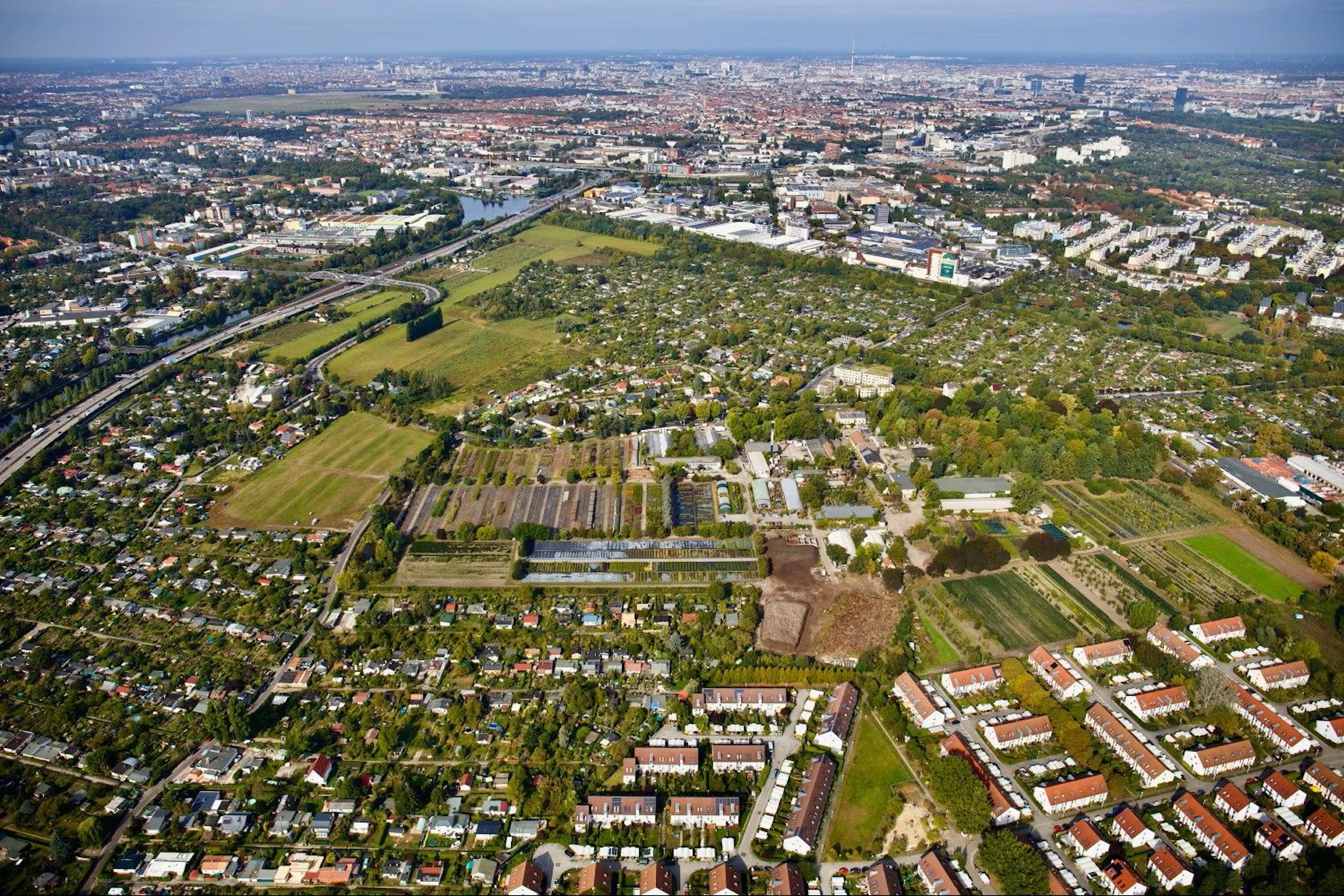 Der Blick aus der Luft auf Späthsfelde: Neben der Stadtautobahn (links) sieht man viele Kleingärten und in der Mitte das Gelände der Späth’schen Baumschulen.