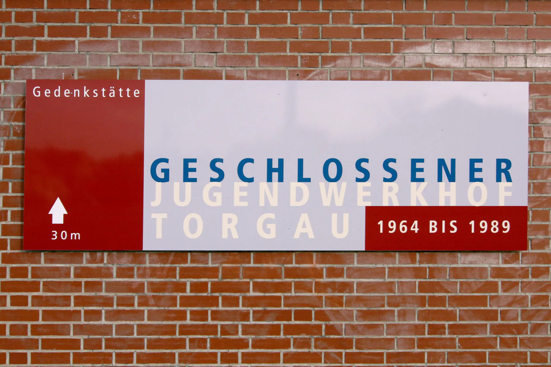In der DDR gab es „Normalkinderheime“, „Spezialheime“ und „Durchgangsheime“. Die Spezialkinderheime und Jugendwerkhöfe konnten Jugendliche in den Geschlossenen Jugendwerkhof Torgau einweisen.