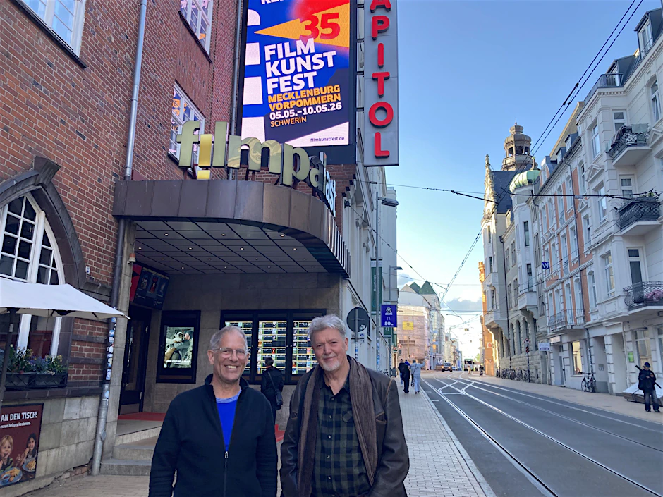 Dokumentarfilmregisseur Dieter Schumann (r.) und Kameramann Michael Kockot vor dem Kino Capitol, dem Festivalkino in Schwerin.