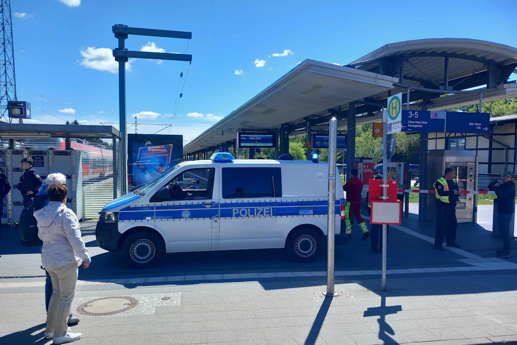 Der Bahnhof in Warnemünde wurde wegen des tödlichen Unfalls am Donnerstag weiträumig abgesperrt.