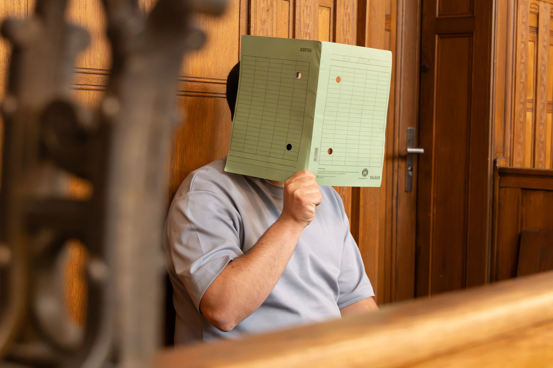 Dem Angeklagten Mahmud H. (27) wird vorgeworfen, als Postzusteller in 77 Fällen Postsendungen mit Bankkarten und PIN-Mitteilungen geklaut zu haben. Dann soll er Bargeld abgehoben und Waren bezahlt haben.