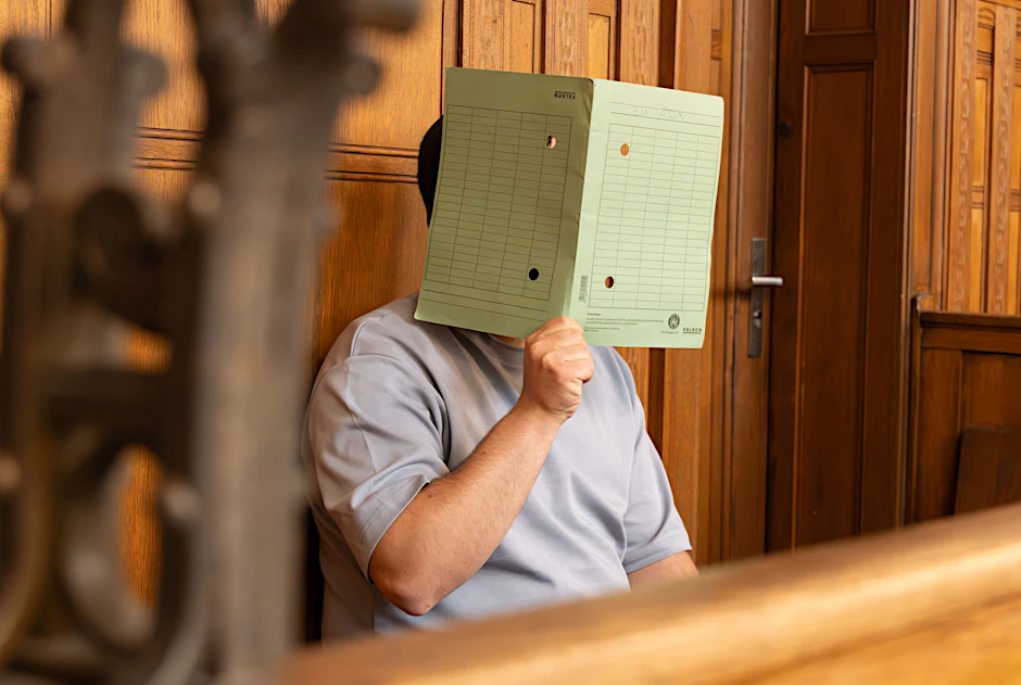 Dem Angeklagten Mahmud H. (27) wird vorgeworfen, als Postzusteller in 77 Fällen Postsendungen mit Bankkarten und PIN-Mitteilungen geklaut zu haben. Dann soll er Bargeld abgehoben und Waren bezahlt haben.