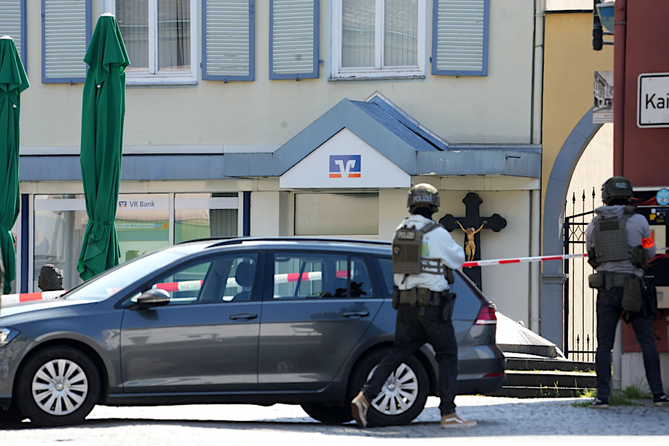 Einsatzkräfte der Polizei standen am Einsatzort.
