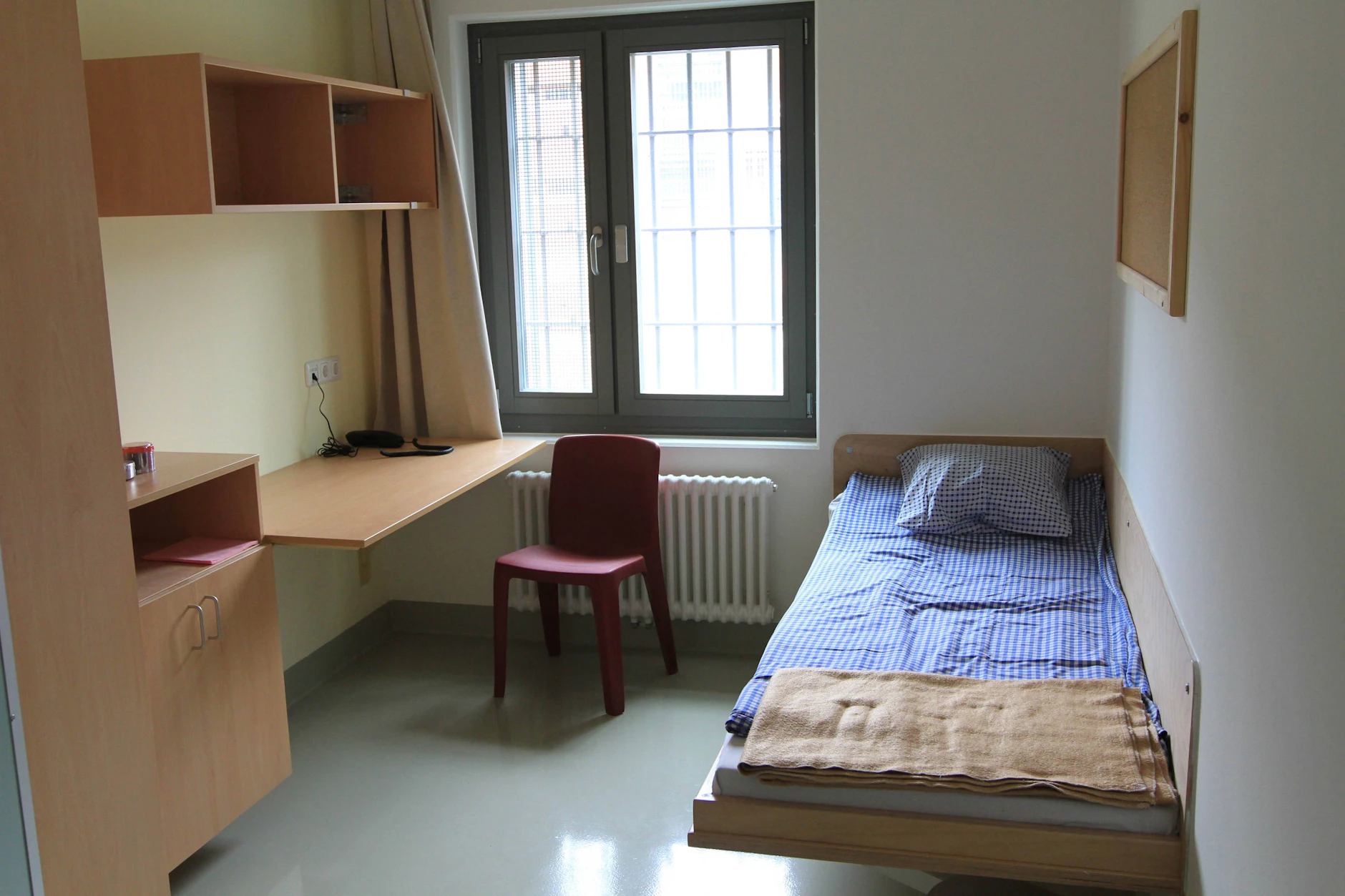 Blick in eine Zelle in der JVA Bützow. Einblicke wurden hier gewährt, als 2015 ein neues Hafthaus eingeweiht wurde.