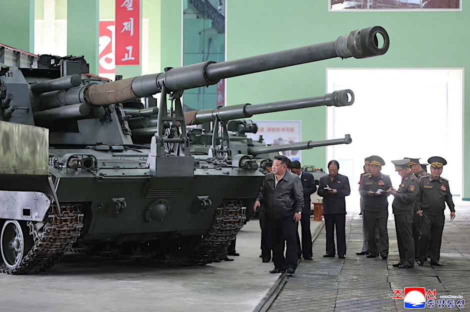 Nordkoreas Machthaber Kim Jong-un beim Besuch einer Munitionsfabrik
