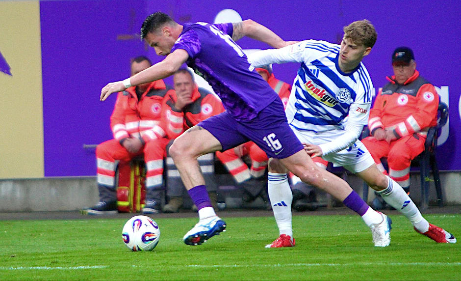 Hart gekämpft: Erzgebirge Aue und Ryan Malone gegen den MSV Duisburg.