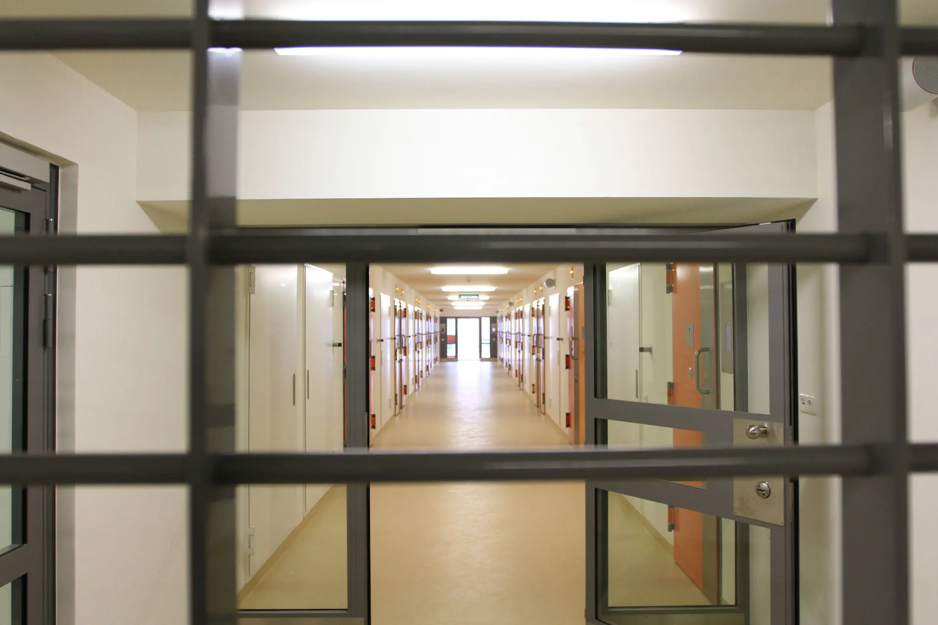 Bis zu 452 Inhaftierte finden in den unterschiedlichen Hafthäusern der JVA Bützow einen Platz.
