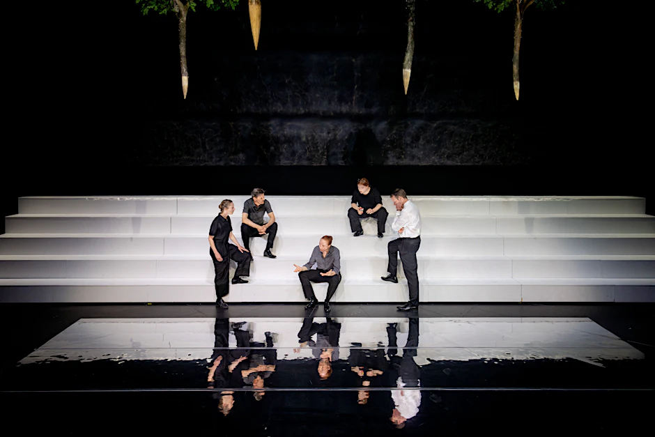 „Sturm auf Berlin“ im Berliner Ensemble. Szene mit Kathleen Morgeneyer, Marc Oliver Schulze, Nina Bruns, Maeve Metelka, Oliver Kraushaar (v.l.)
