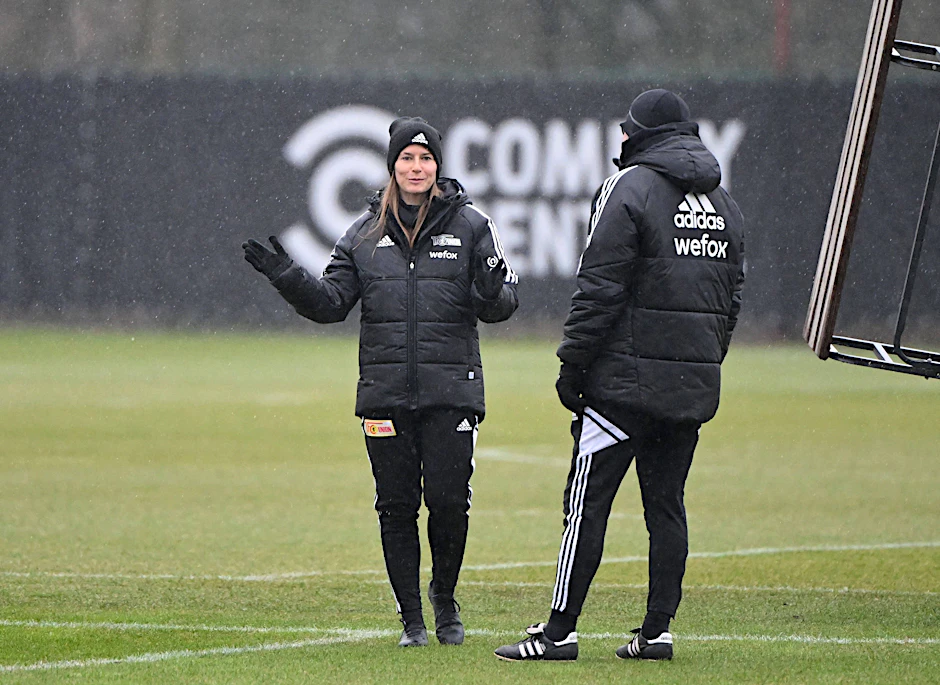 Marie-Louise Eta (l.) als Hospitantin beim 1. FC Union Berlin unter Trainer Urs Fischer (r.)