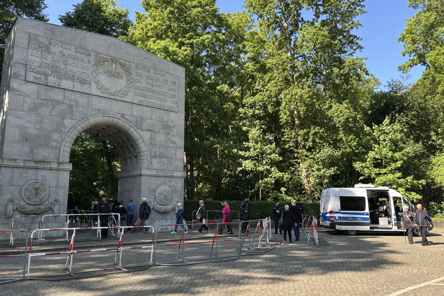 Am Eingang zum Ehrenmal im Treptower Parks steht ein großes Polizeiaufgebot. 