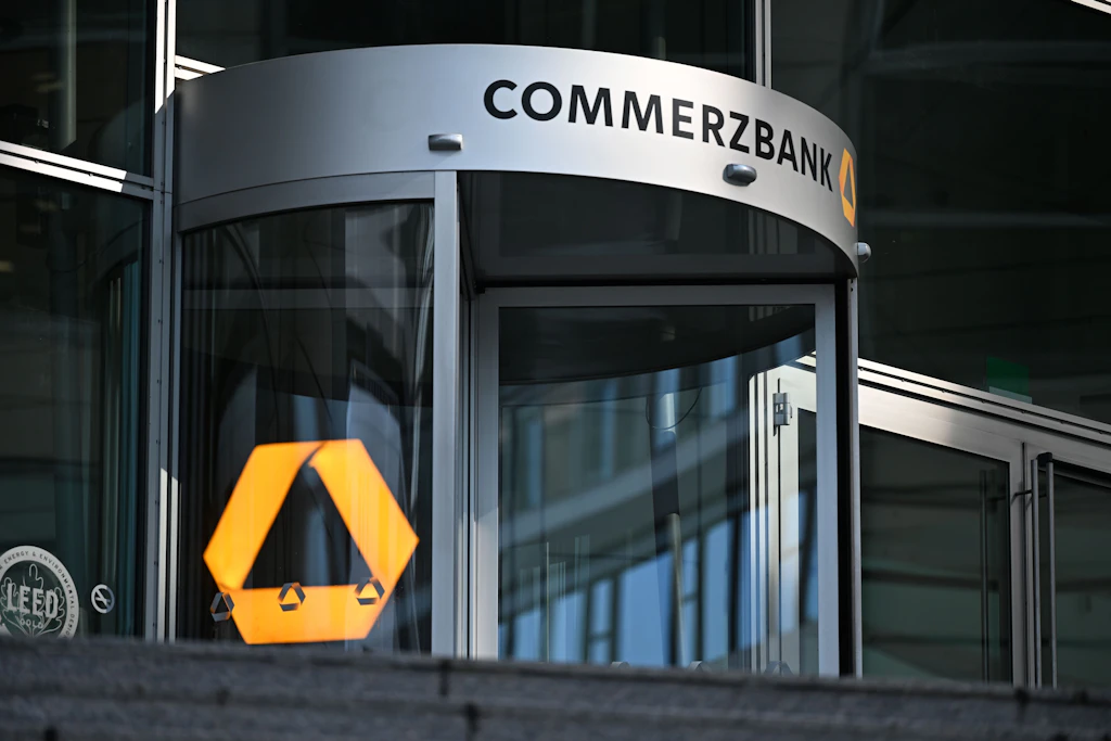 Commerzbank: Abbau von 3000 weiteren Stellen im Kampf gegen Unicredit-Übernahme