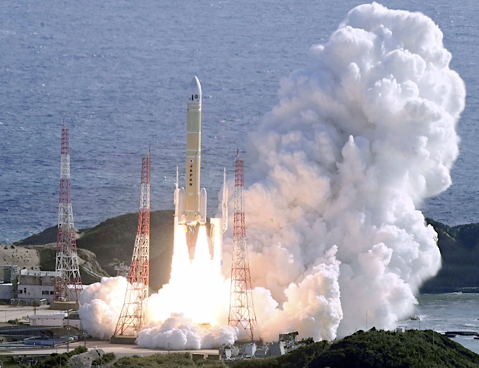 Eine japanische H3-Rakete hebt vom Tanegashima Space Center ab.