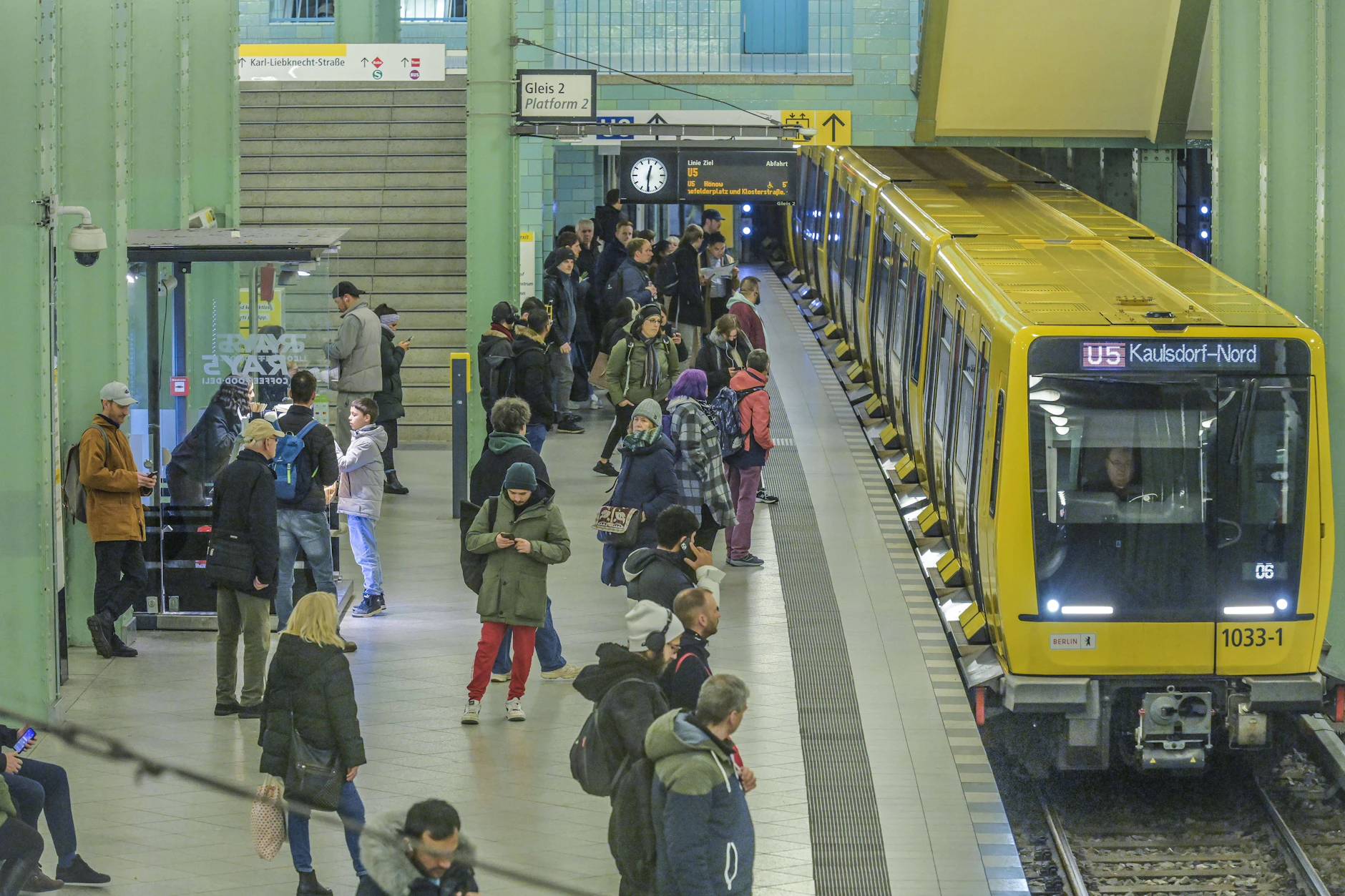 <a href="https://www.berliner-kurier.de/berlin/chaos-bvg-bauarbeiten-u5-bis-juli-still-li.10034297"></a><a href="https://www.berliner-kurier.de/berlin/chaos-bvg-bauarbeiten-u5-bis-juli-still-li.10034297">Hier verkehrt die U5 im Bahnhof Alexanderplatz.</a> Neue Stützen sollen mehr Stabilität für den überirdischen Urbanliner schaffen.
