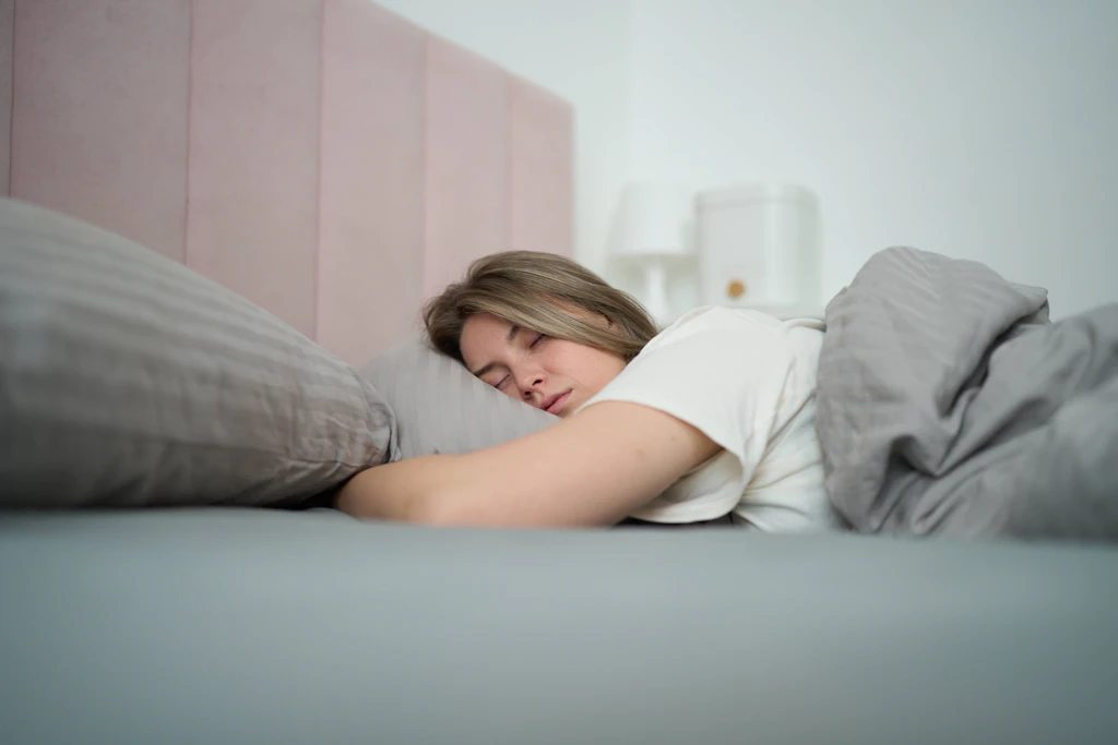 „Frühjahrsmüdigkeit ist wie ein Mini-Jetlag“: Was für erholsamen Schlaf jetzt wichtig ist