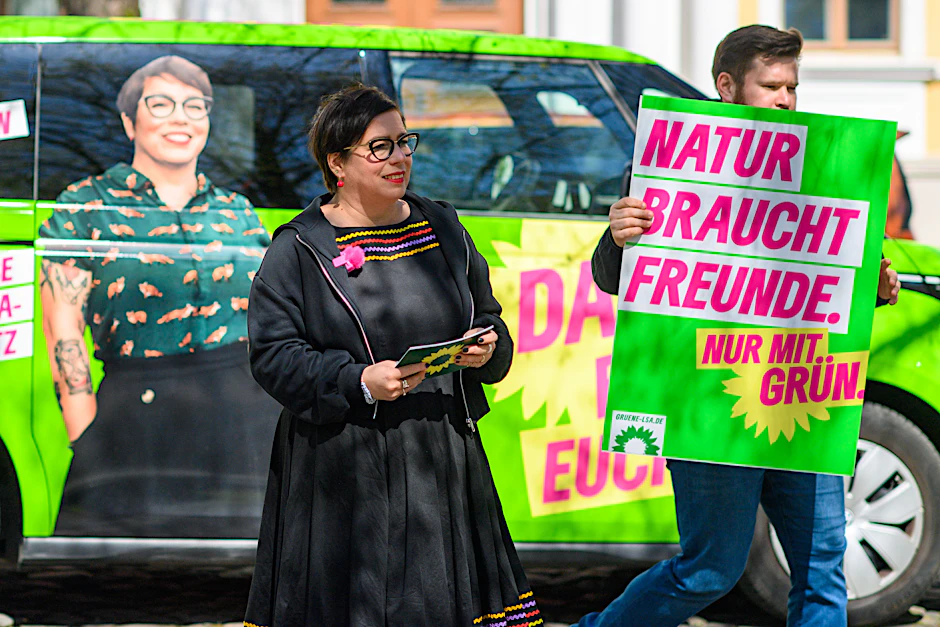 Susan Sziborra-Seidlitz, Spitzenkandidatin der Grünen bei der Landtagswahl 2026 in Sachsen-Anhalt steht vor ihrem Wahlkampfbus und stellt die Kampagne vor.