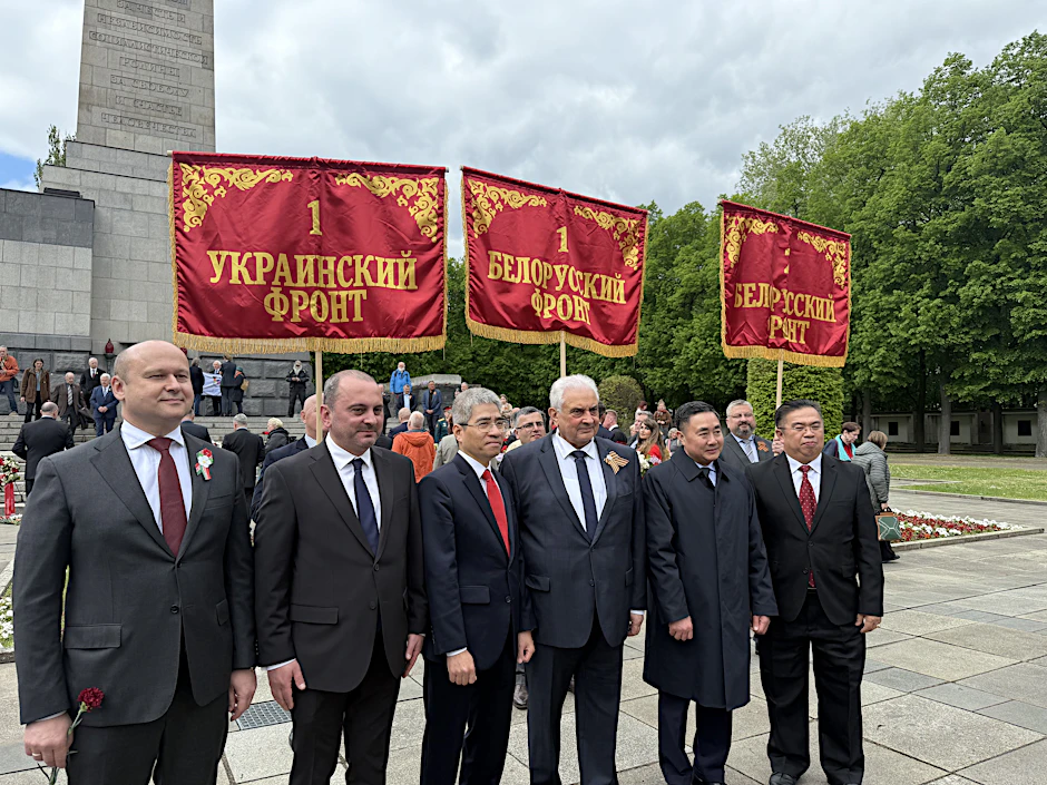 Der russische Botschafter Sergej Netschajew (dritter von rechts) am Freitag mit weiteren Diplomaten im Volkspark Schönholzer Heide.