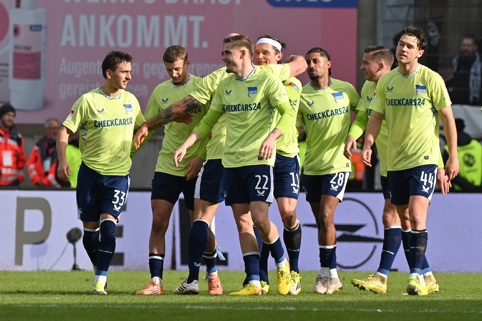 Hertha BSC in Gelb-Blau. Optisch gewöhnungsbedürftig, doch es gab mit dieser Farbkombination einen 3:0-Sieg in Elversberg.