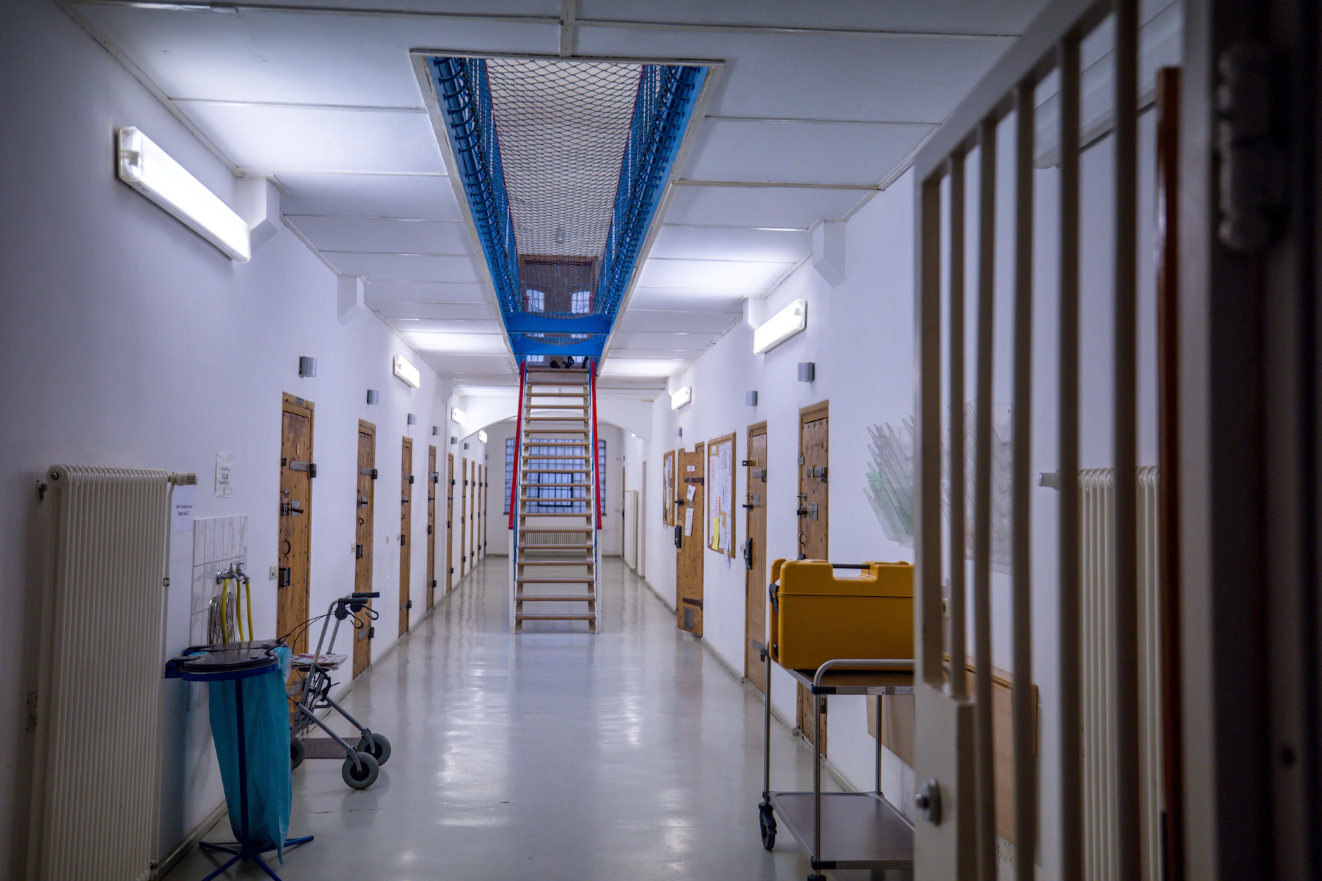 Blick in einen Zellentrakt der JVA Bützow. In der Justizvollzugsanstalt verbringt Gina H., die Hauptverdächtige im Fall Fabian, ihre Zeit in der Untersuchungshaft.