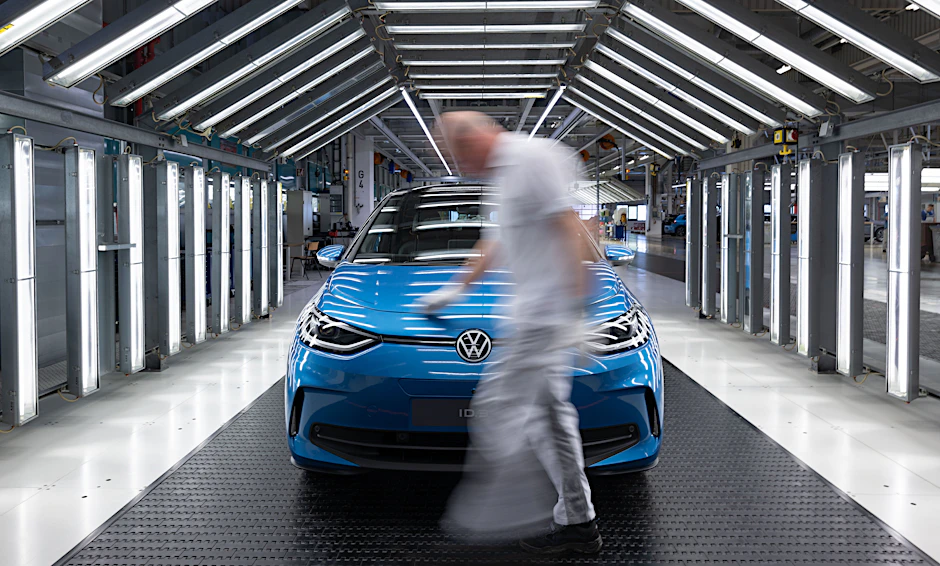 Endkontrolle: Die Gewinne von VW, BMW und Mercedes-Benz haben sich seit 2022 mehr als halbiert.
