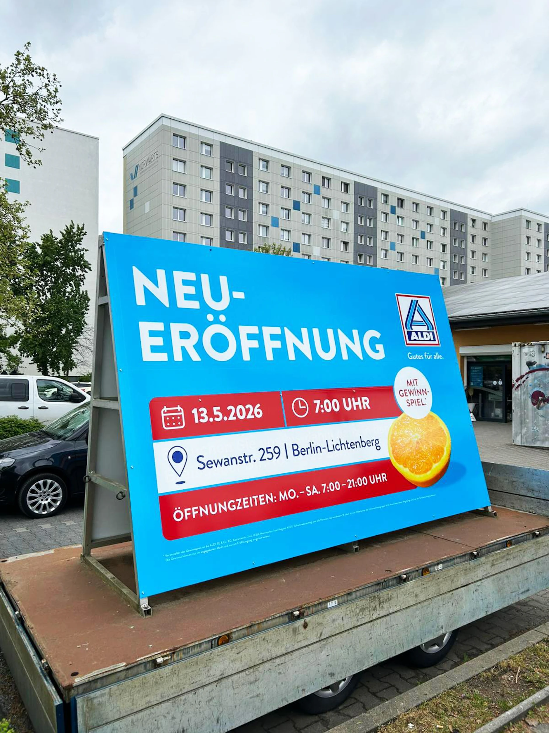 Für die Neueröffnung der Aldi-Filiale in der Sewanstraße in Lichtenberg wird schon ordentlich die Werbetrommel gerührt.