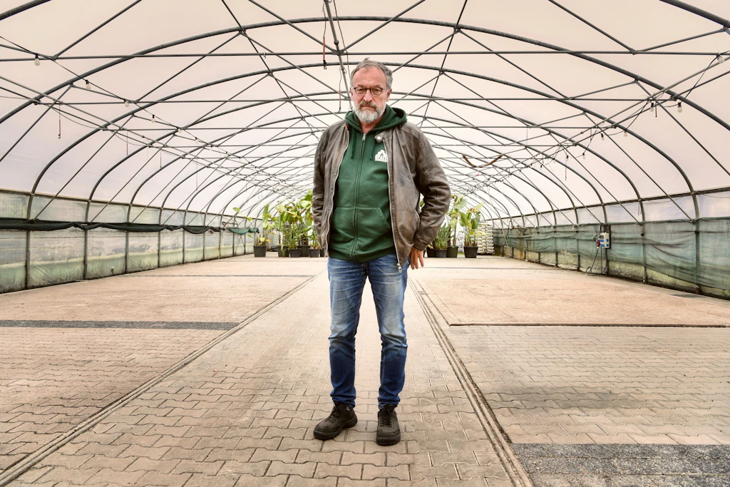 Seniorchef Holger Zahn steht in einem Gewächshaus der Späth’schen Baumschulen, die Pächter des historischen Areals sind.