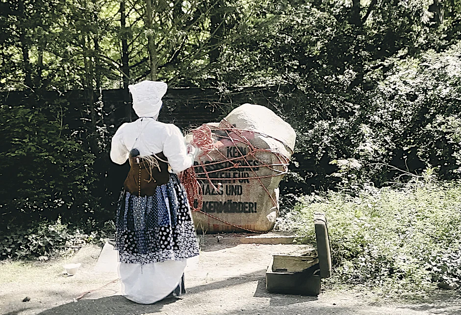 Um den Stein gebundene Seile stehen sinnbildlich für die Forderung der Performancekünstlerin Tuli Mekondjo, das Denkmal aus dem öffentlichen Raum zu entfernen.