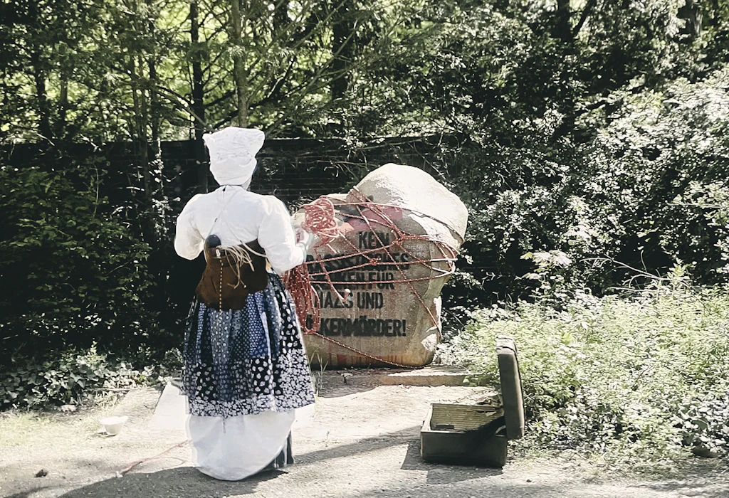 Um den Stein gebundene Seile stehen sinnbildlich für die Forderung der Performancekünstlerin Tuli Mekondjo, das Denkmal aus dem öffentlichen Raum zu entfernen.