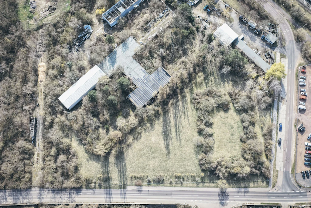 Von dem alten Gelände der „Orgacid“ in Halle Ammendorf ist heute nur noch wenig zu sehen. Man erkennt jedoch gut, dass die Vegetation an vielen Stellen ausgesetzt ist.