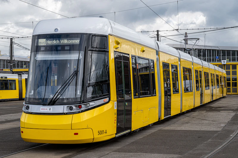 Nach Startschwierigkeiten: Bald rollte die neue XXL-Tram doch über den Alex