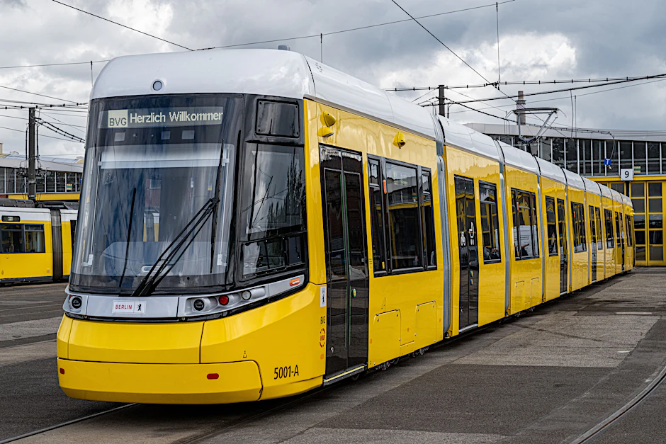 So schick sieht der BVG-Urbanliner aus. Ab Sommer soll er dann auch wirklich auf der Tramlinie M4 eingesetzt werden.