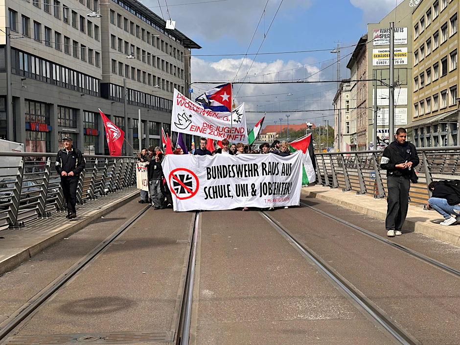 Schulstreik gegen Wehrpflicht in Magdeburg am 8. Mai. Nach der Eröffnung ziehen die rund 200 Demonstranten vom Hauptbahnhof in Richtung Innenstadt.