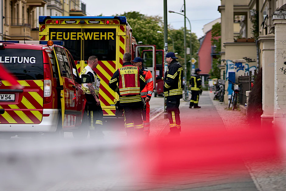 Einsatzkräfte stehen auf einer Straße in Potsdam, nachdem in einer Wohnung ein verdächtiger Gegenstand entdeckt worden war.