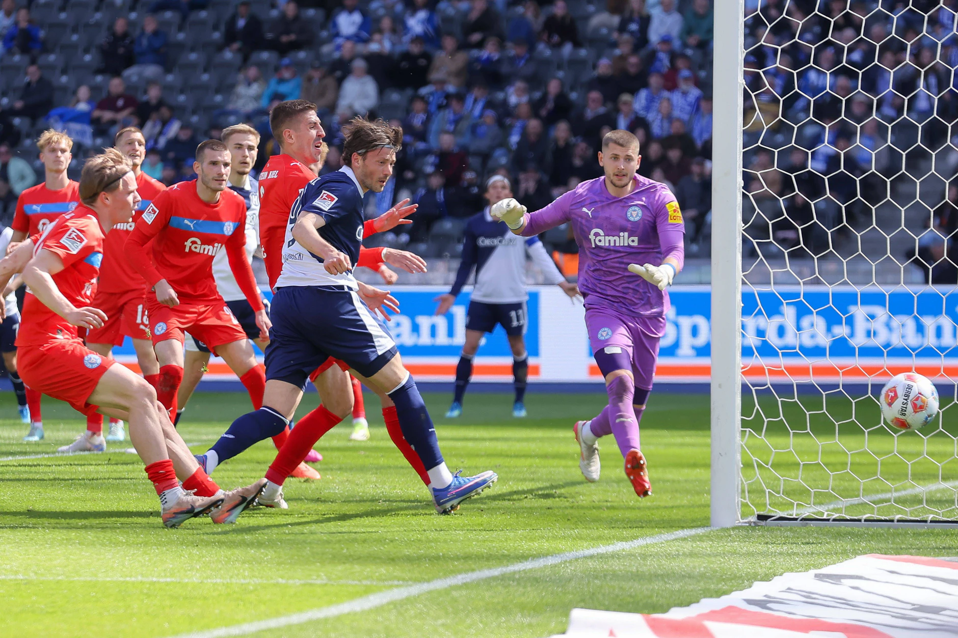 War das die letzte unglückliche Szene von Hertha-Pechvogel Dawid Kownacki? Beim 0:1 gegen Kiel köpfte er aus zwei Metern neben das Tor.