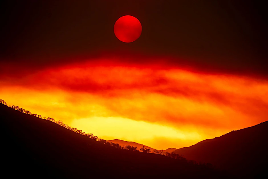 Ein blutroter Himmel während der Waldbrandsaison. Bilder wie dieses prägten jahrelang die Klimaberichterstattung.