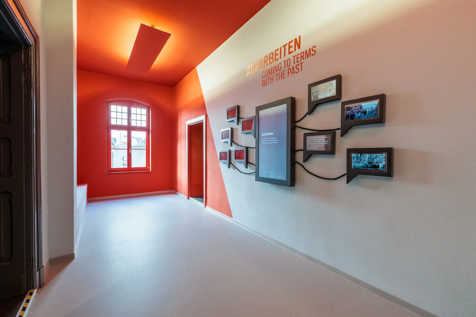 Seit ihrer Eröffnung im Jahr 2009 dokumentiert die Dauerausstellung der Gedenkstätte Geschlossener Jugendwerkhof Torgau die repressiven Machtstrukturen des DDR-Erziehungssystems.